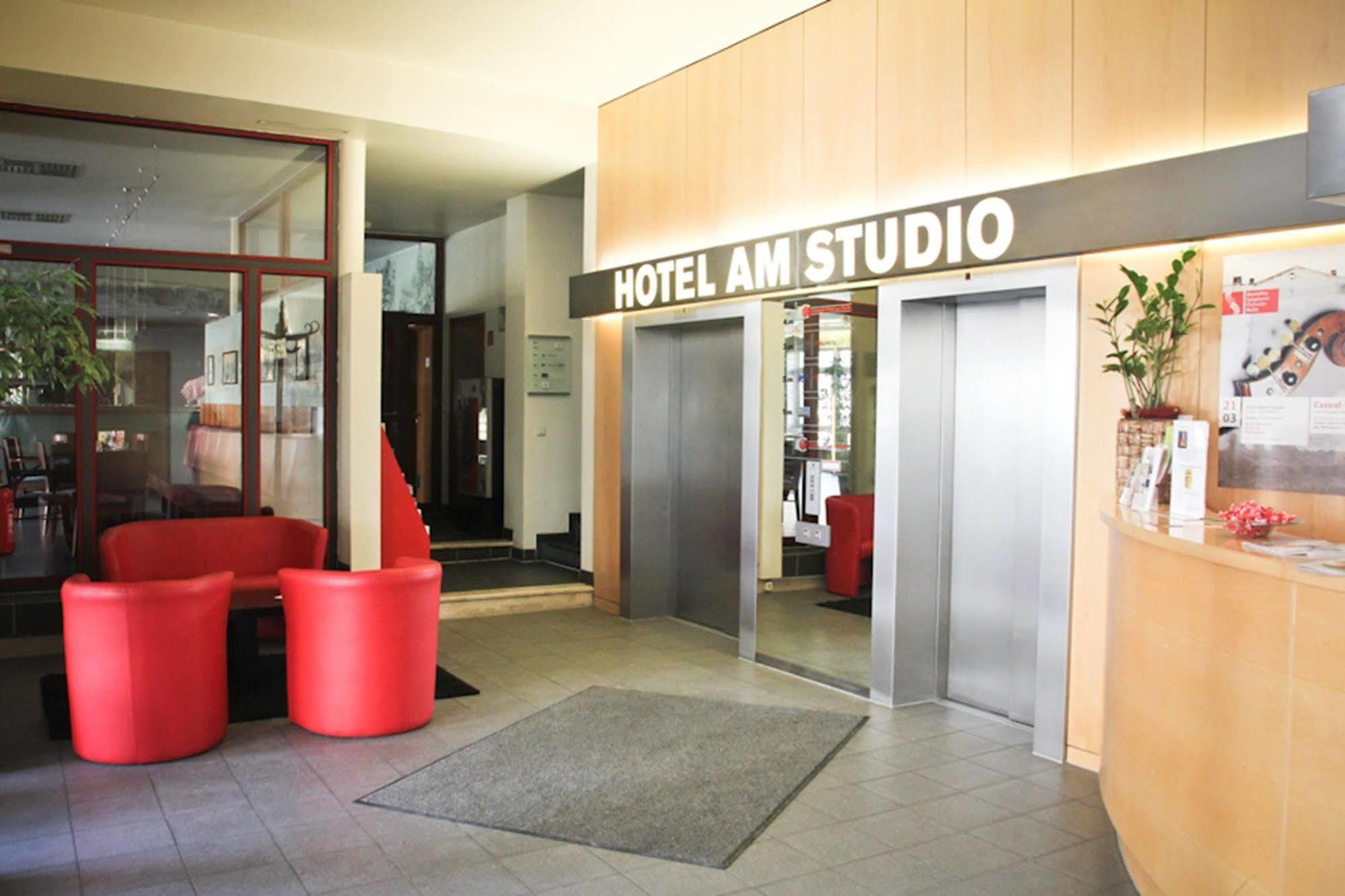 Concorde Hotel am Studio Berlín Exterior foto